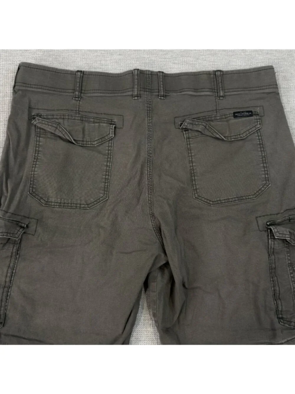 Lee Extreme Motion Swope Cargo Shorts Mens 40 Gray Relaxed Fit Mid Rise Stretch